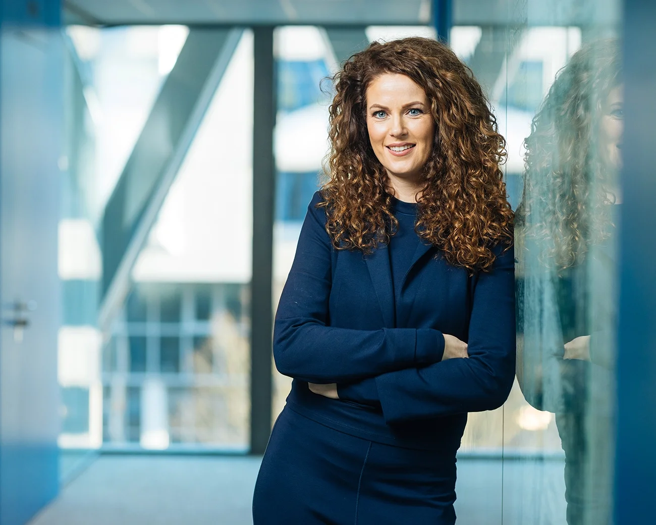 Zakelijke vrouw met krullen