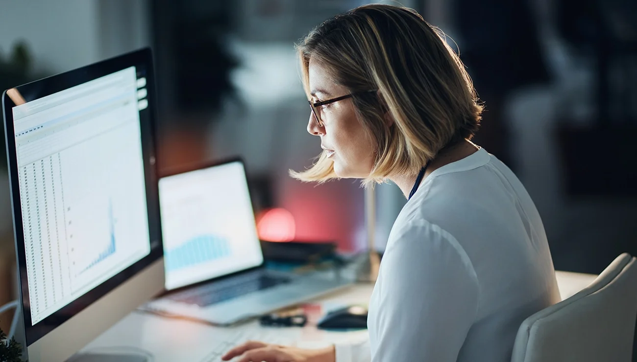 Vrouw werkt op computer
