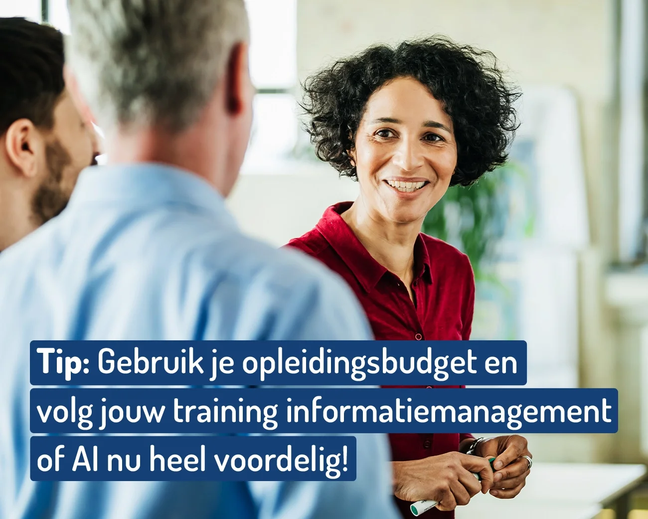 2 mannelijke en 1 vrouwelijke collega in gesprek