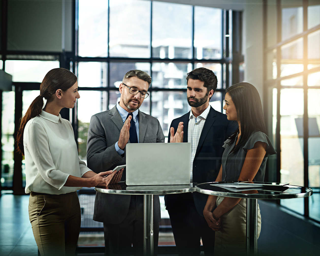 Collega's in meeting bij statafel