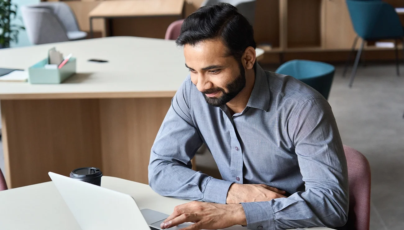 Man aan het werk op een laptop