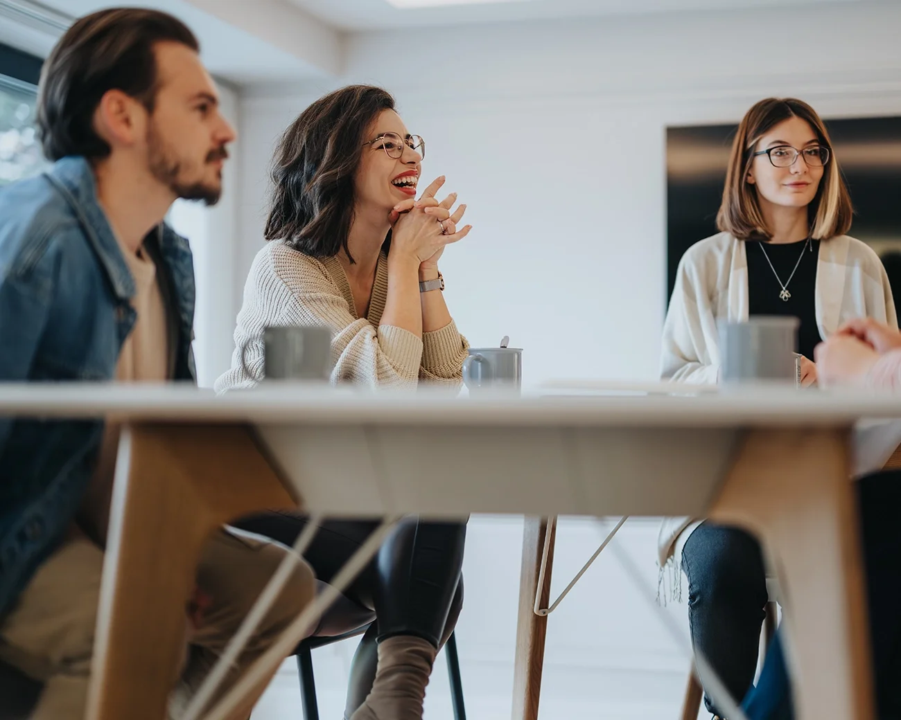 Groep collega's in vergadering