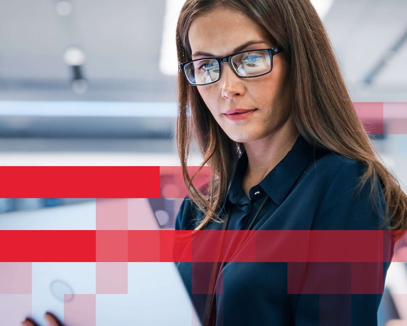 Vrouw met bril kijkt gefocust naar laptop