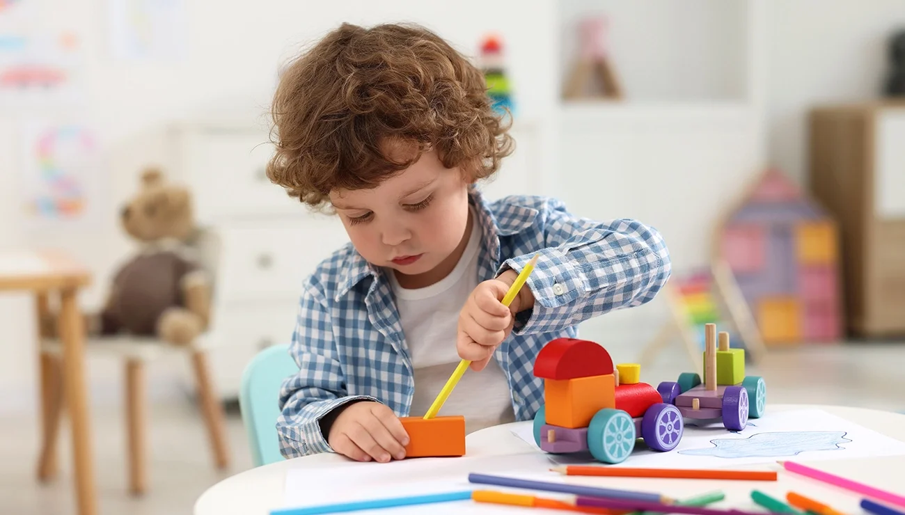 Jongetje speelt met blokjes