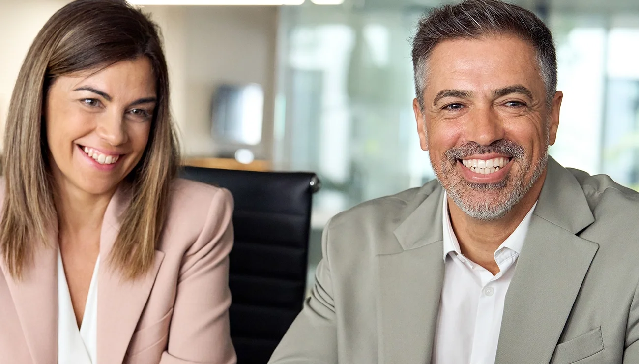 Man en vrouw achter laptop