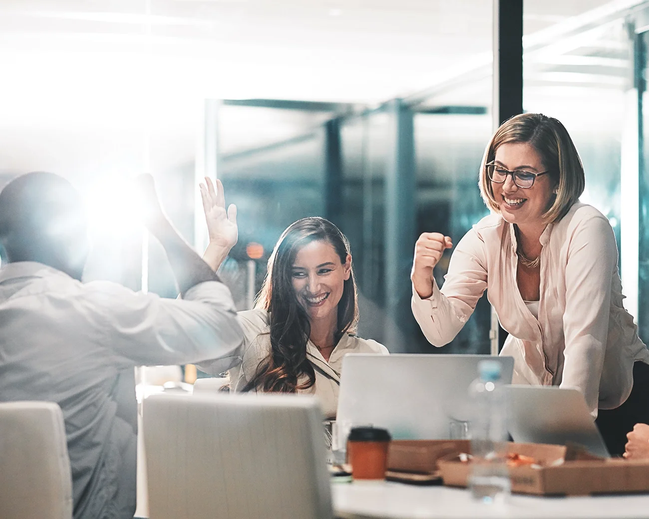 Lachende mensen op kantoor