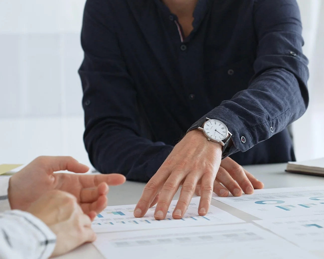 Strategisch adviseurs brainstormen over overheidsbeleid aan tafel