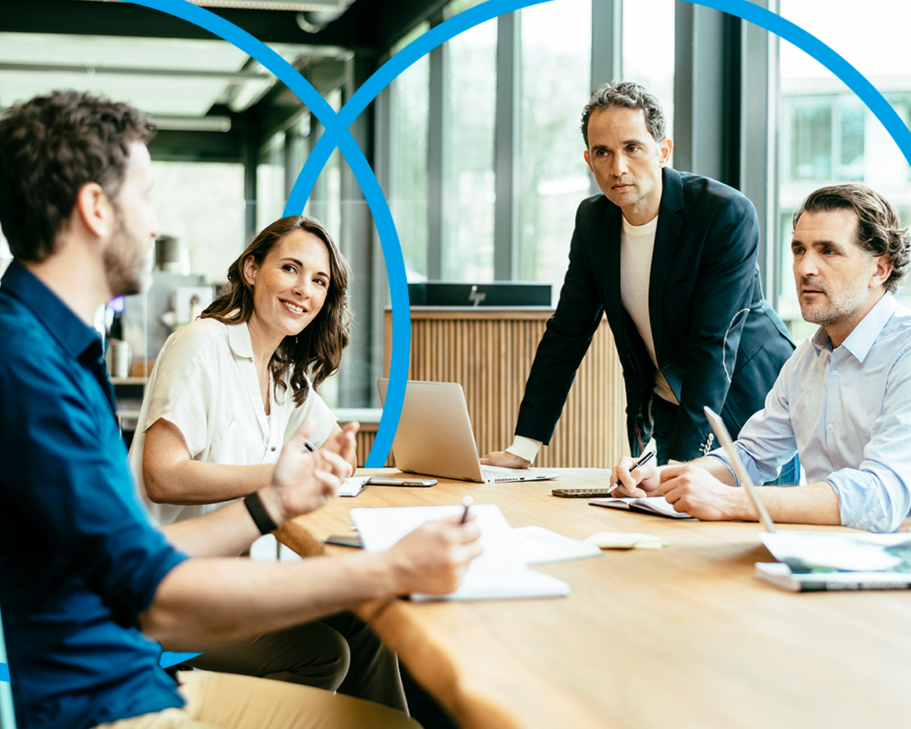 Collega's in gesprek aan vergadertafel