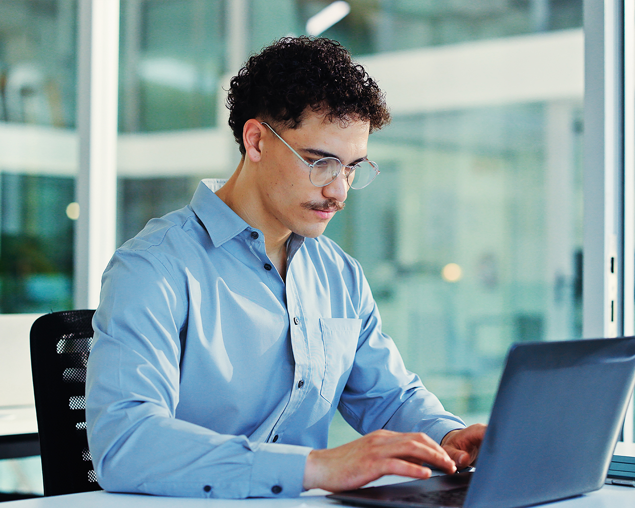 Professional werkend achter laptop