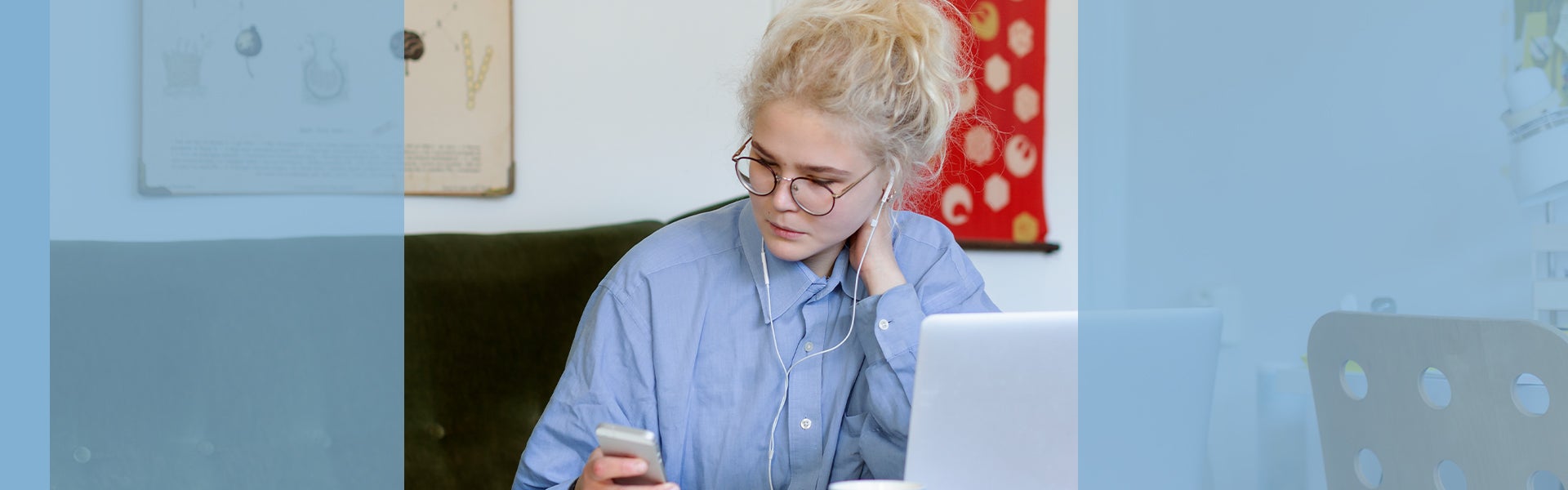 Vrouw achter laptop met mobiel