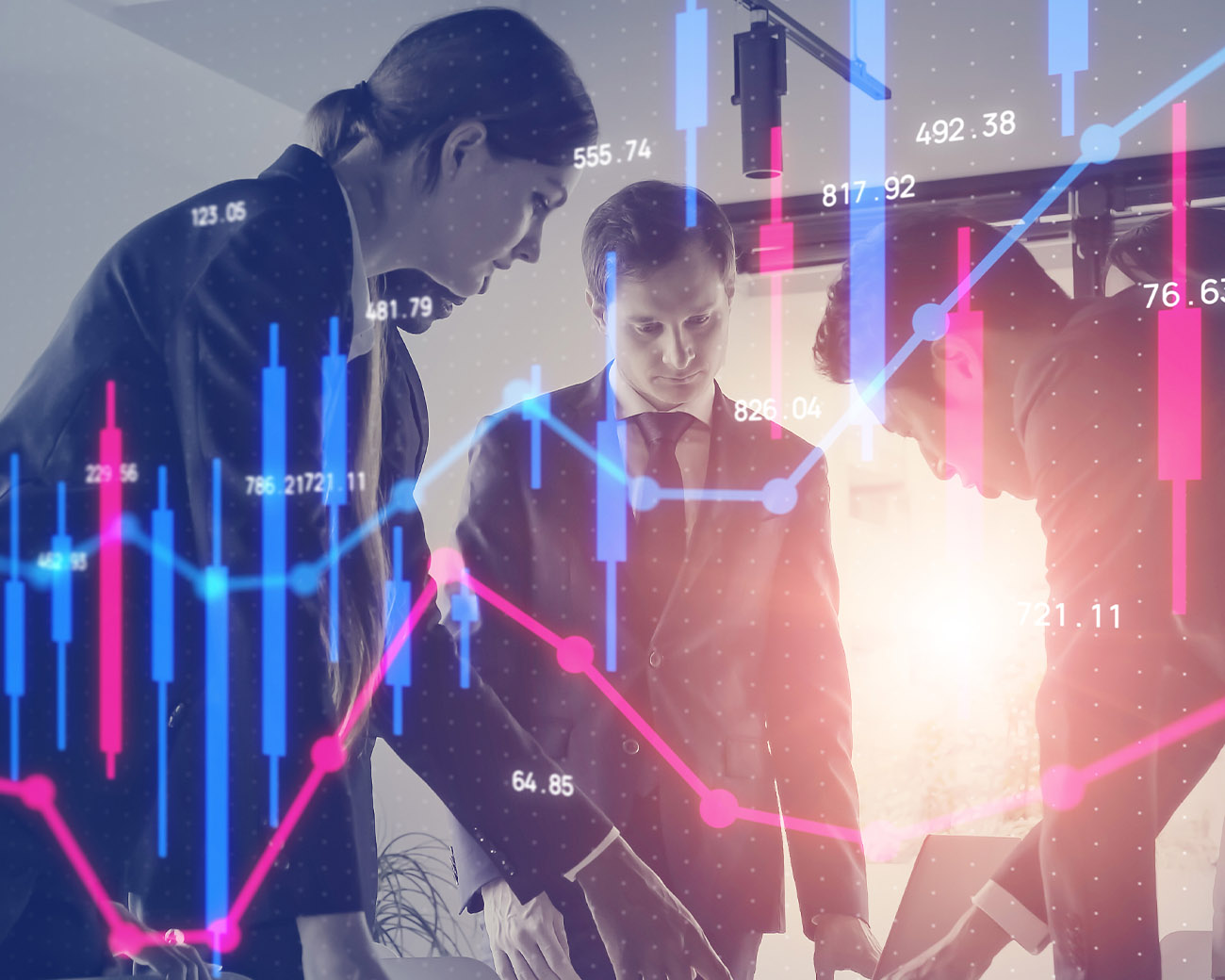 3 medewerkers analyseren grafieken