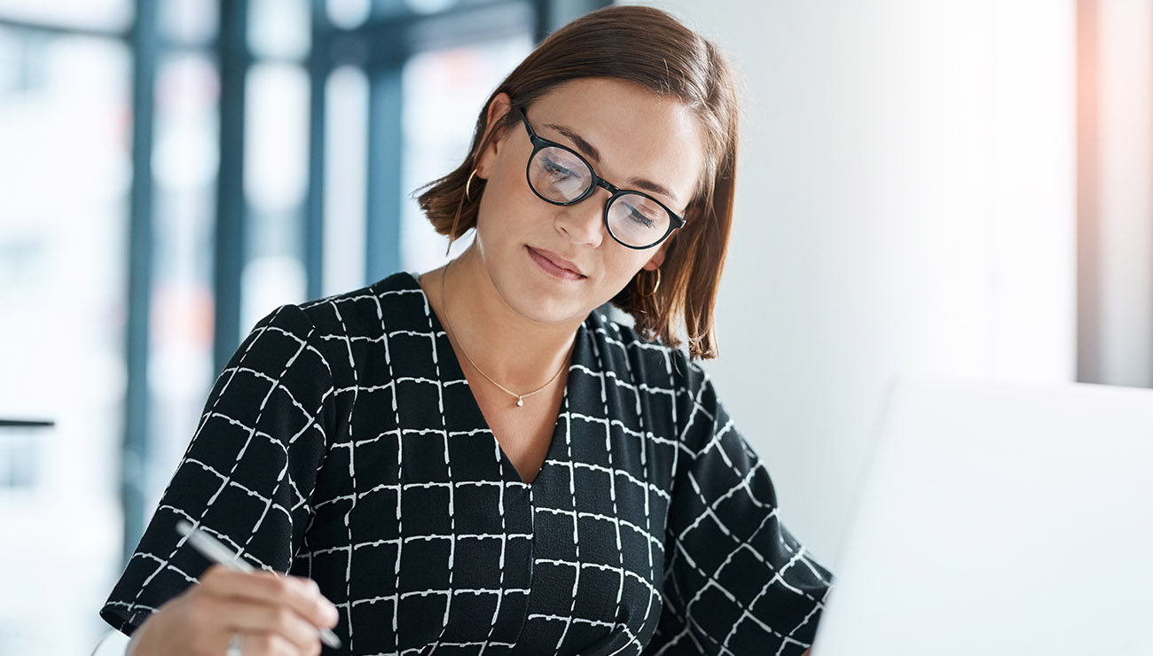 Een vrolijke management assistent