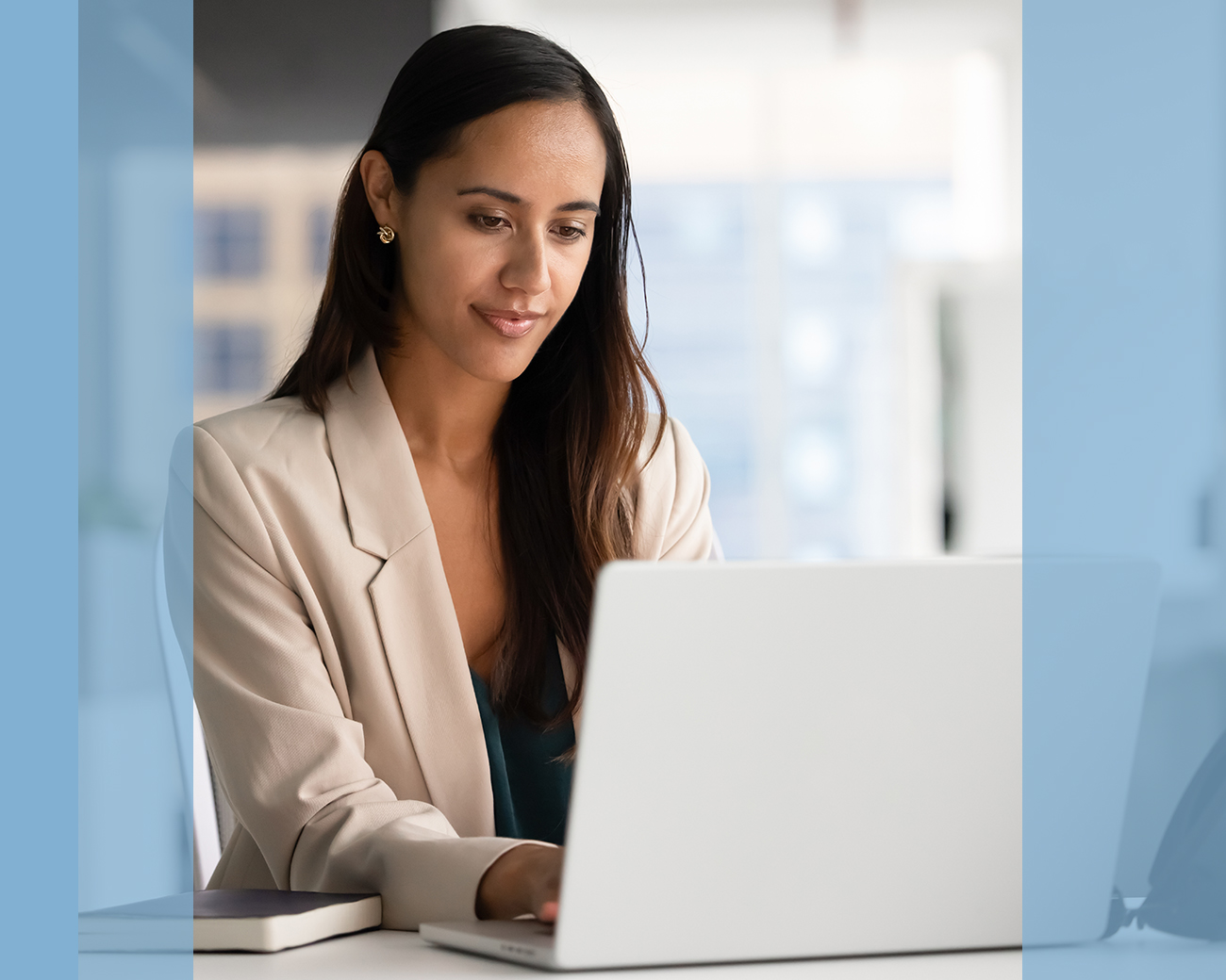 Supportprofessional werkt op laptop in moderne kantooromgeving