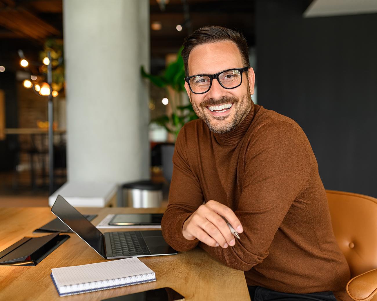 Lachende financieel dienstverlener achter laptop
