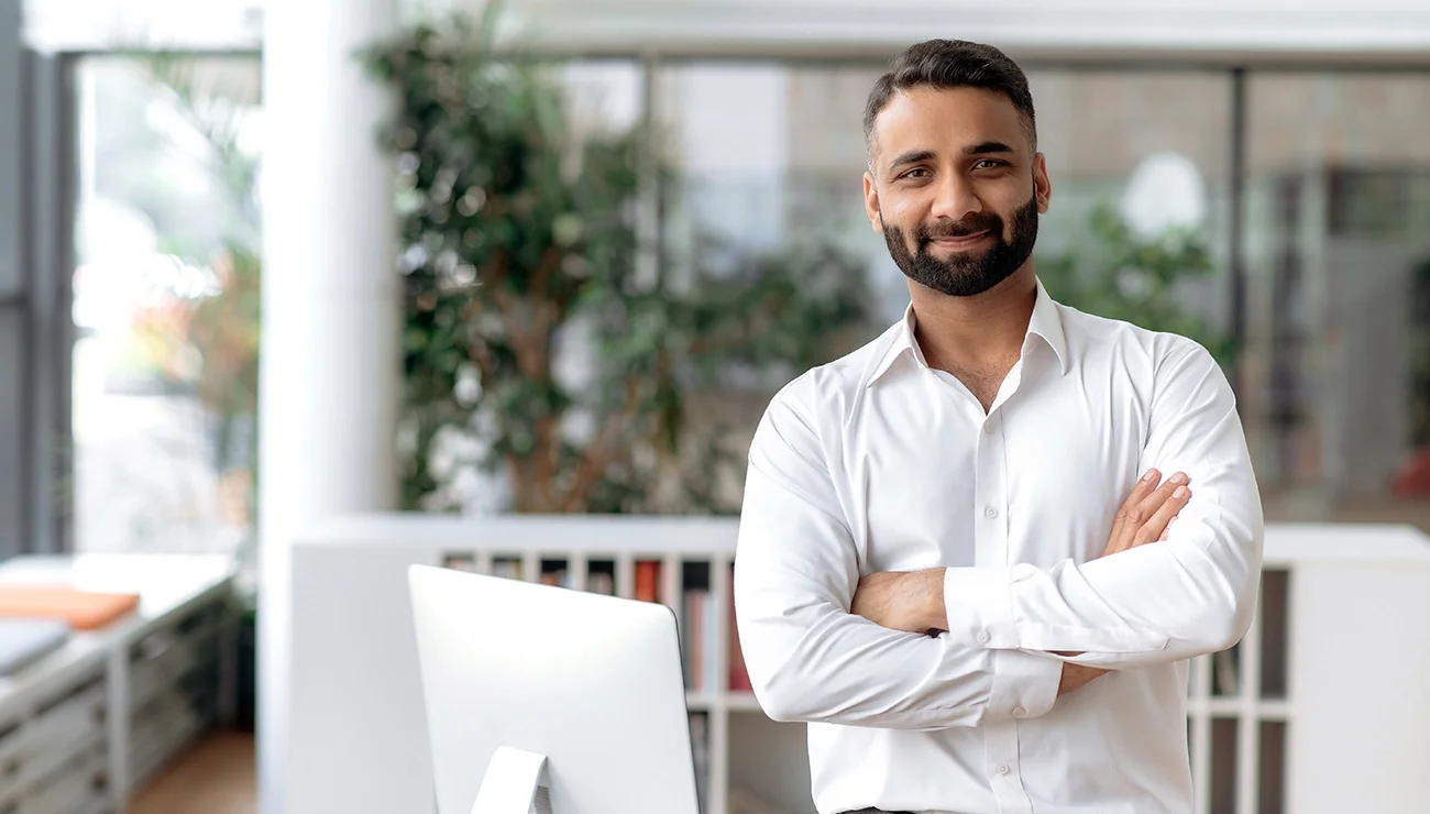 Man kijkt vooruit met armen over elkaar