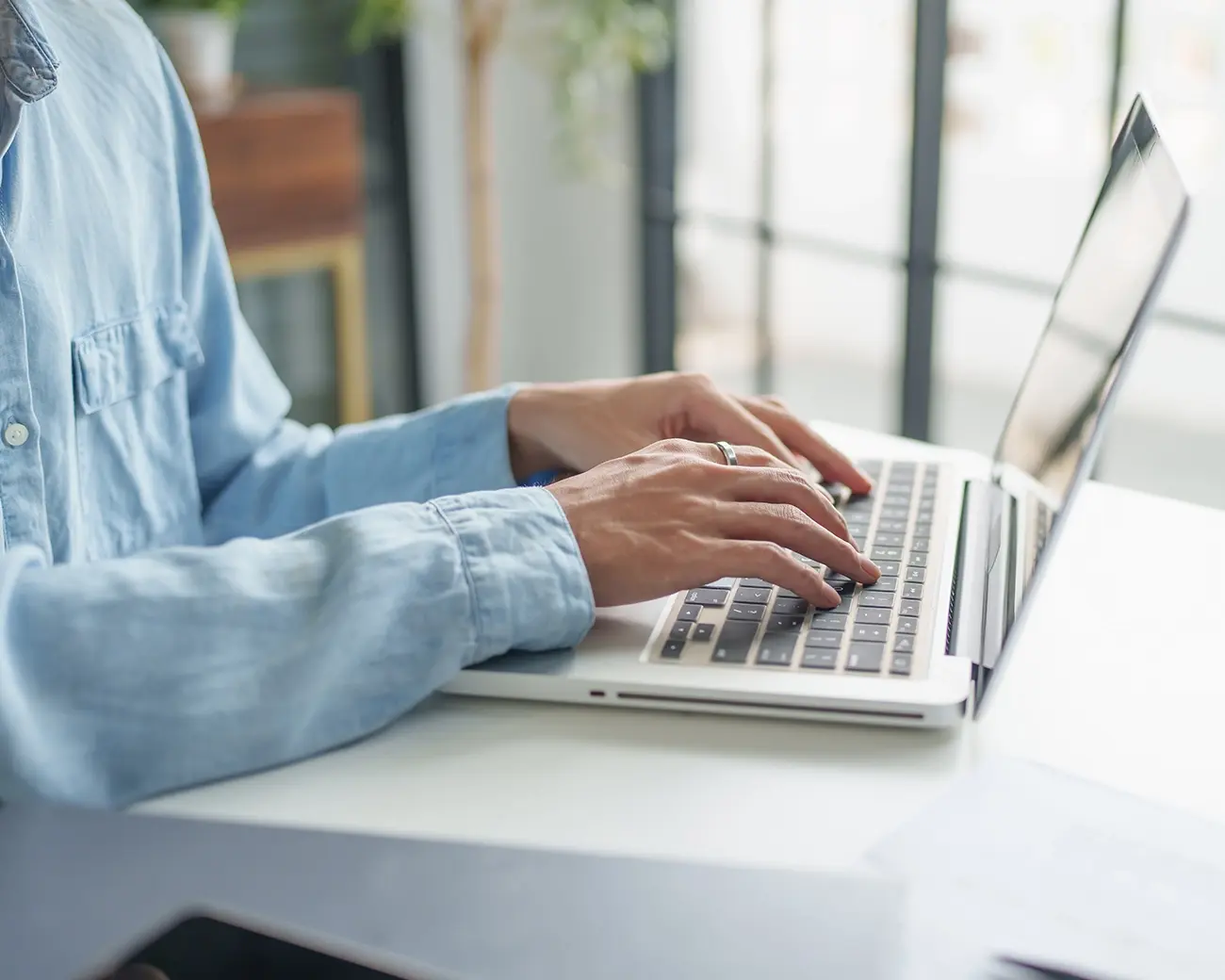 Salarisprofessional typt op laptop