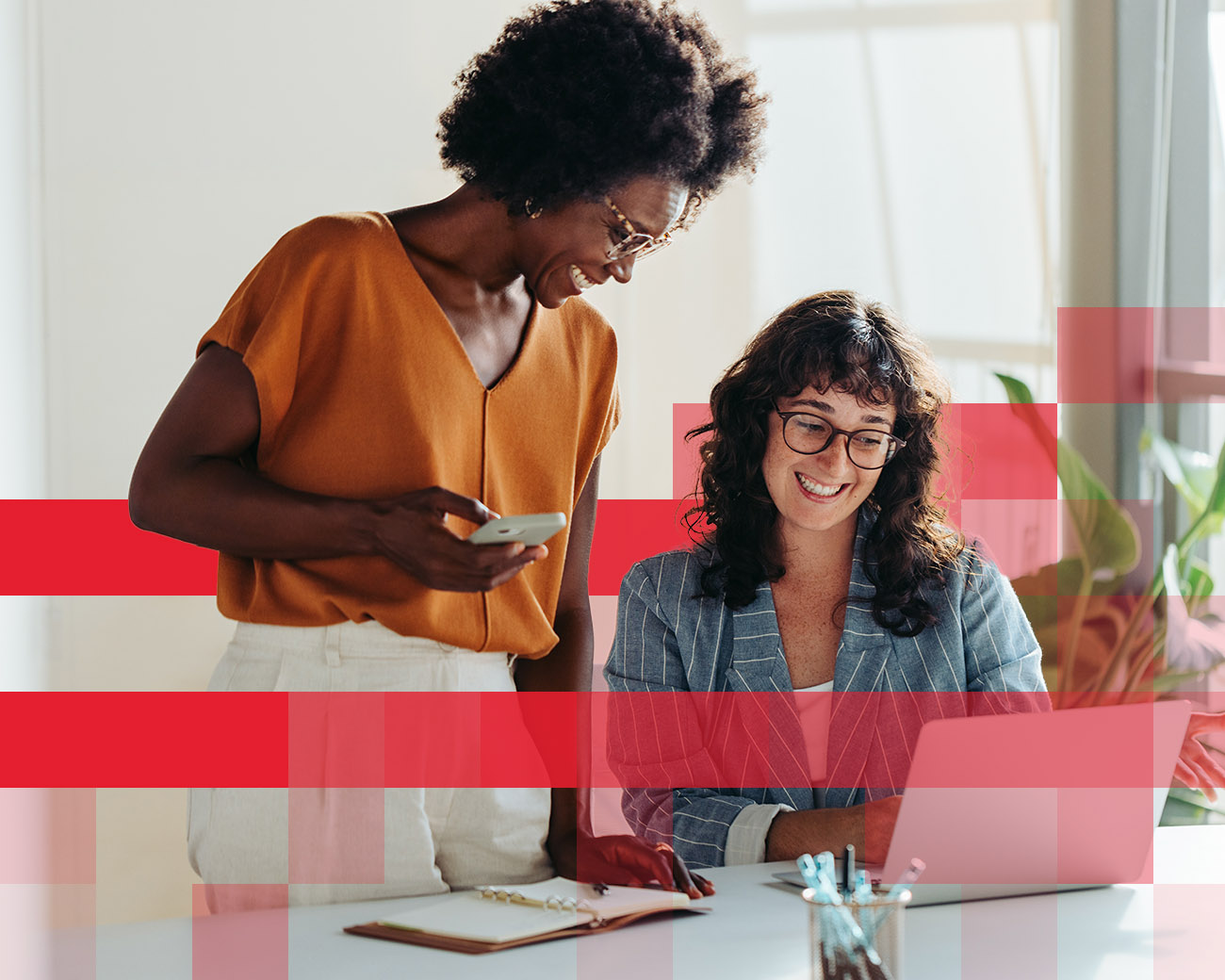 2 vrouwelijke collega's kijken naar laptop