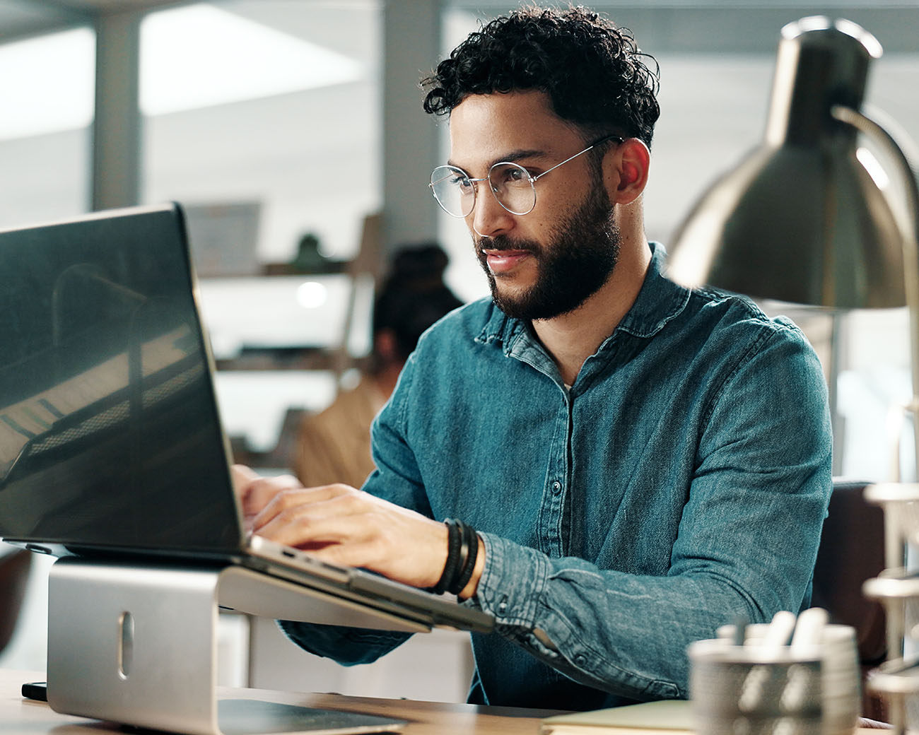 Professional typt achter laptop