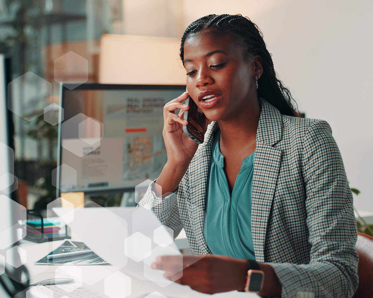 Vrouw telefoneert aan bureau op kantoor