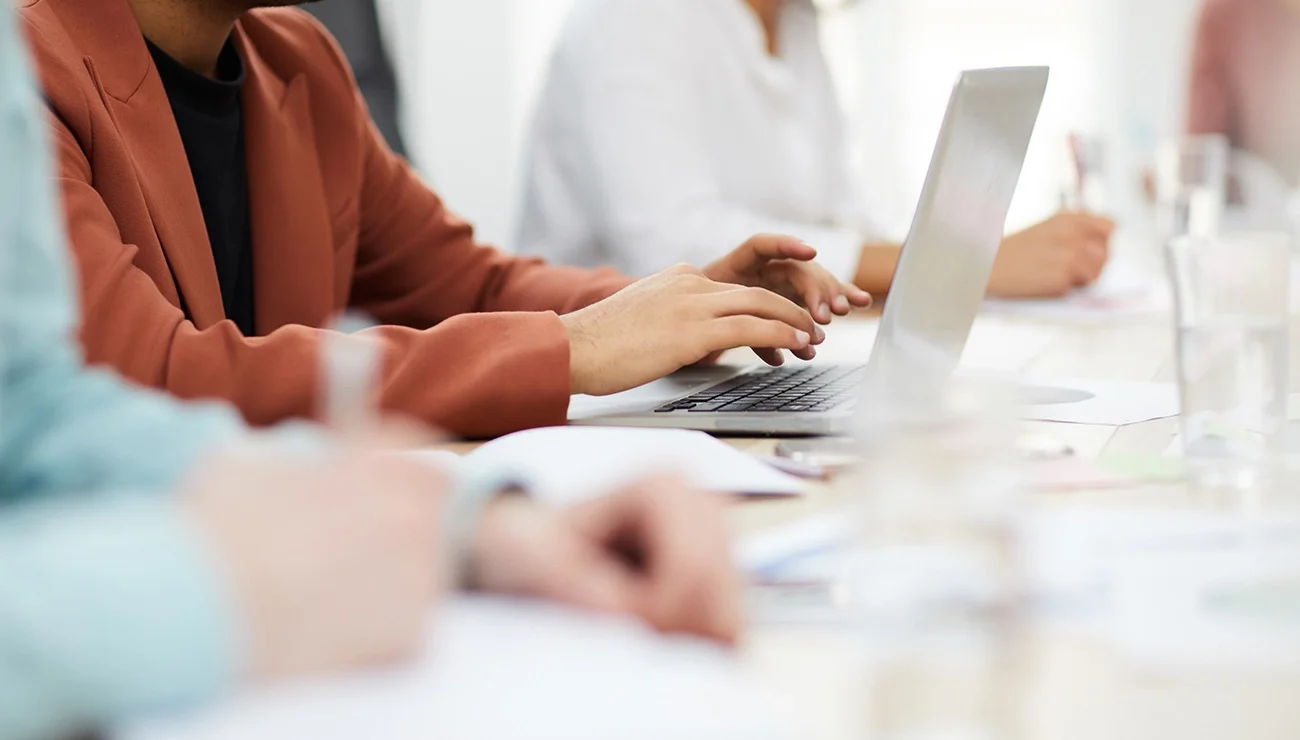 Vrouw werkt achter haar laptop