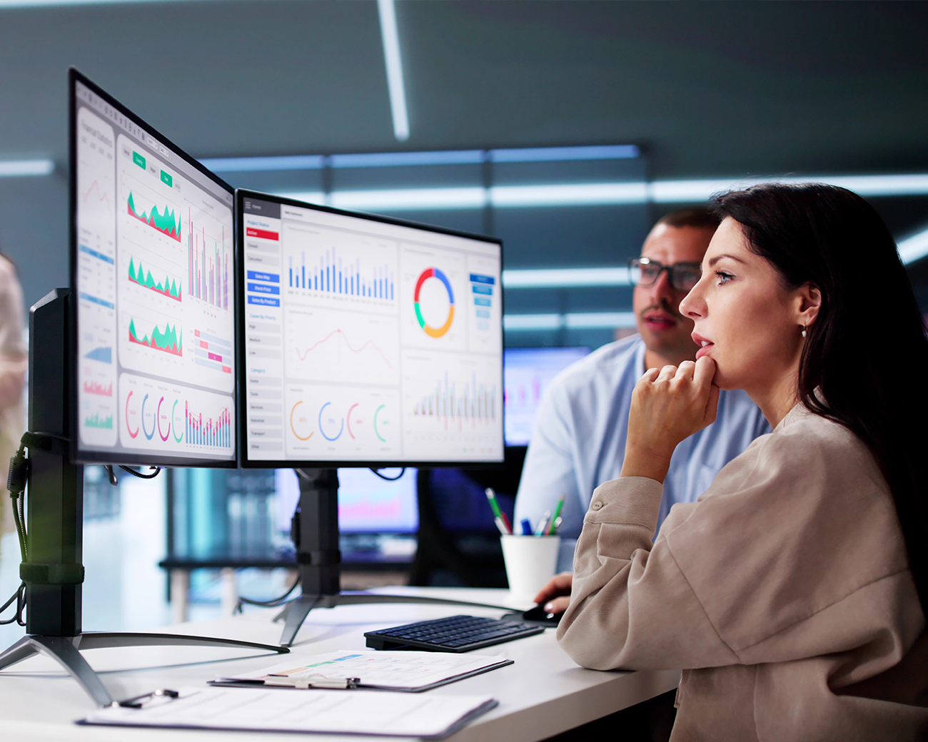 Collega's kijken naar statistieken op beeldscherm