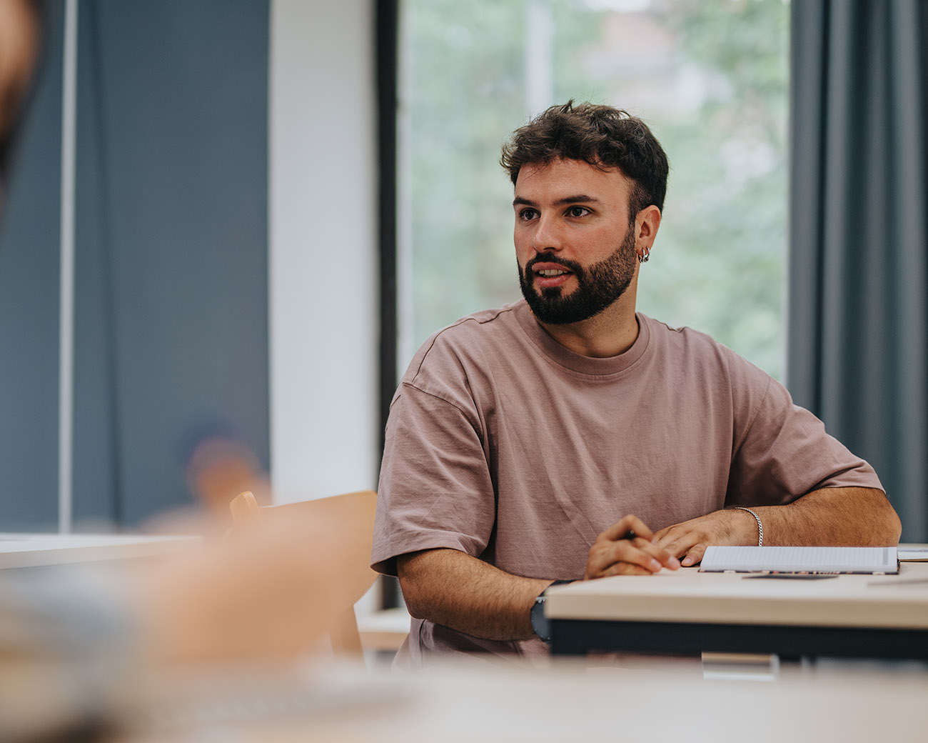 Jonge AD Academy student in klaslokaal
