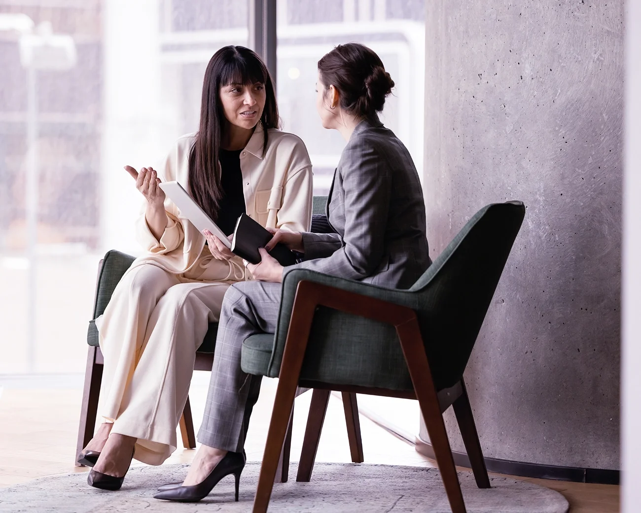 Twee zakenvrouwen met elkaar in gesprek