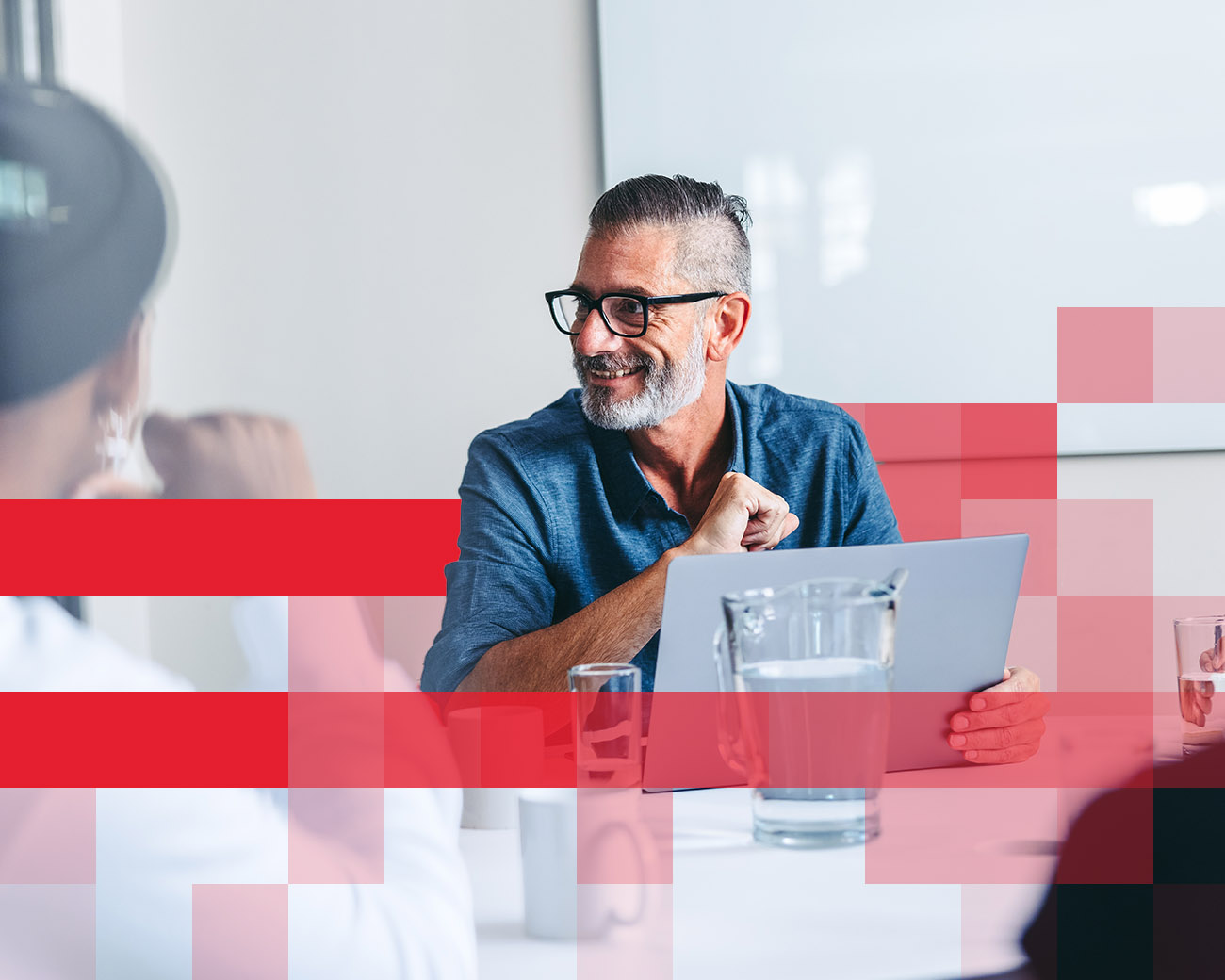 Lachende meneer achter laptop.