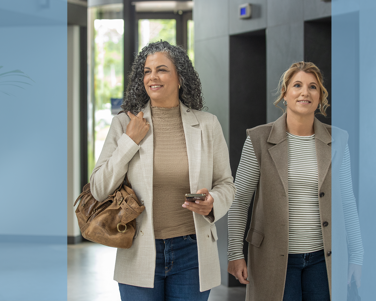 Supportprofessionals lopen door gang