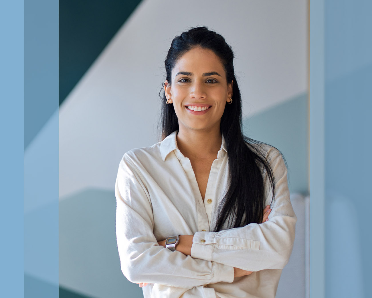 Officemanager staat met armen gekruist