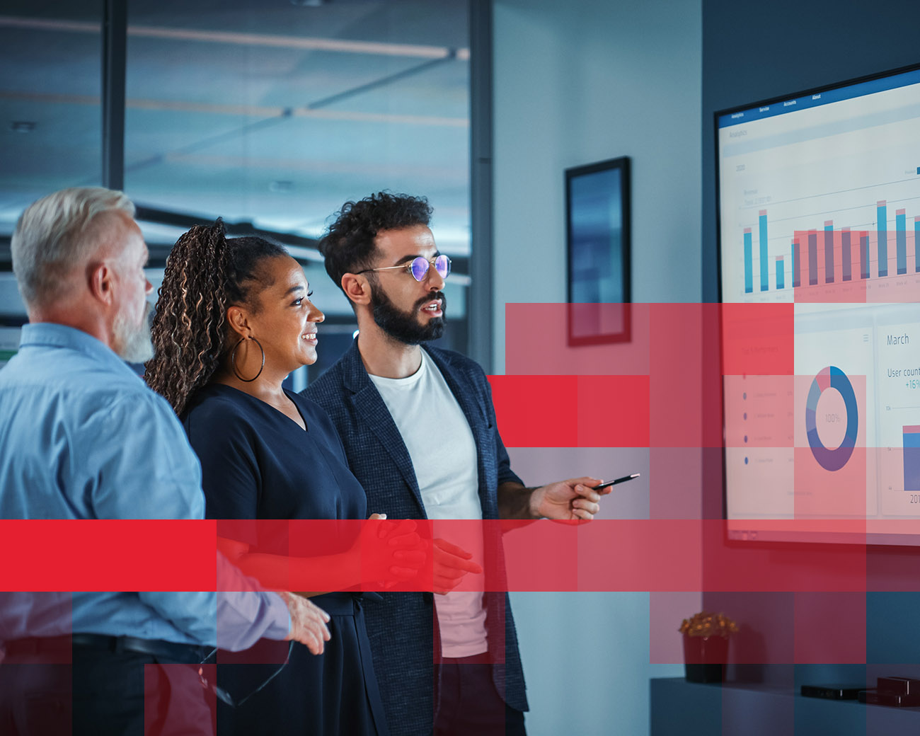 Drie personen in werkomgeving kijken naar statistieken