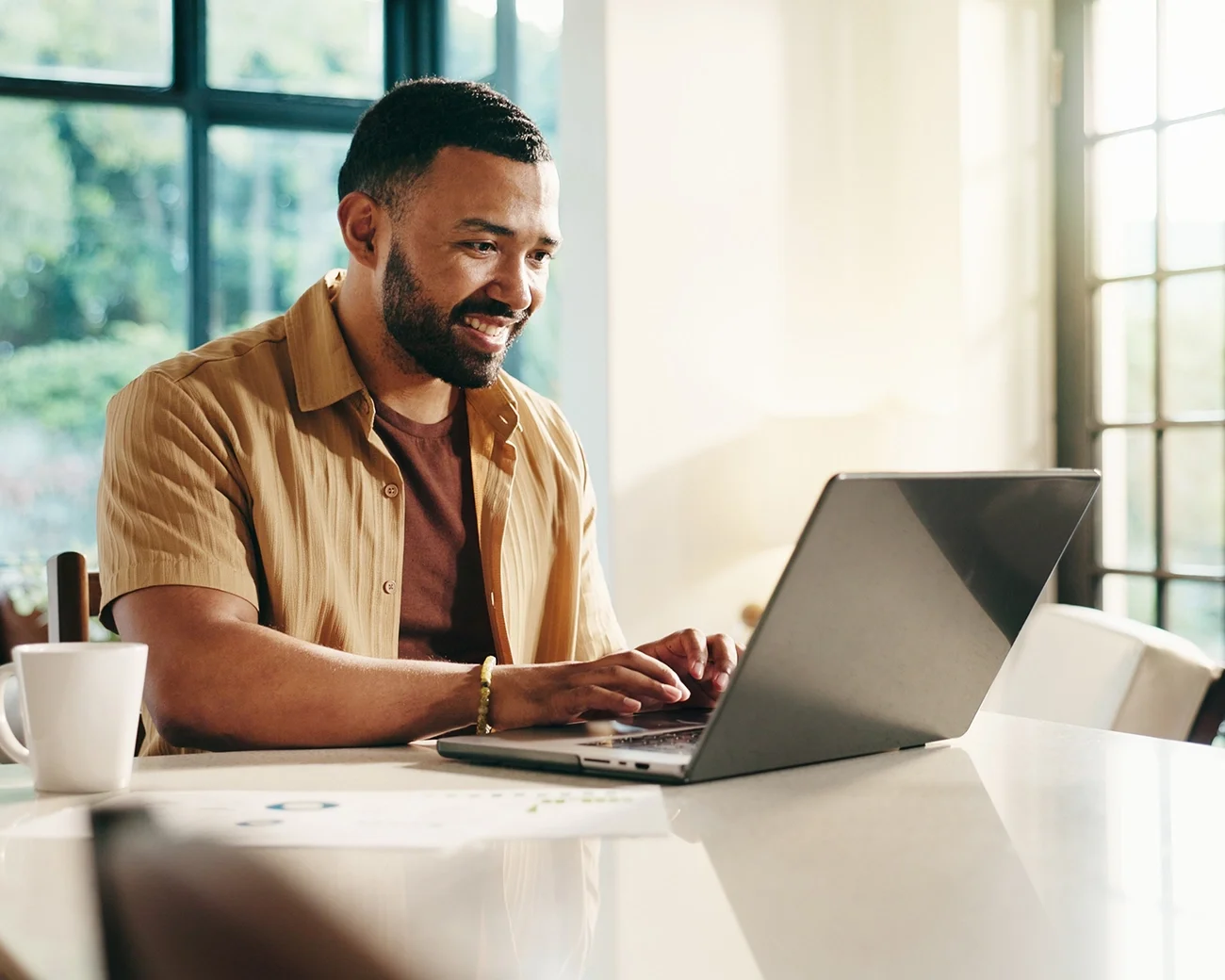 Werkende man achter laptop