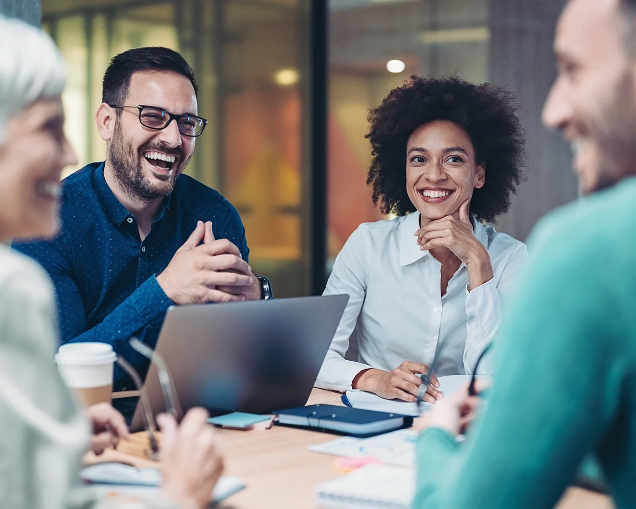 Team in overleg aan tafel in een vergaderruimte