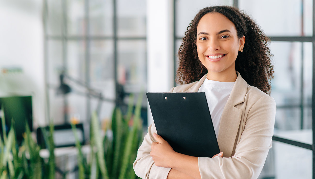 Een vrolijke management assistent