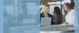 Twee vrouwen bij een statafel met een laptop en een schrift