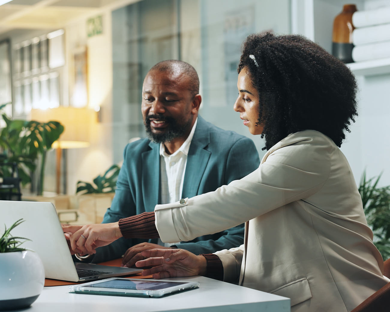 Professionals hebben bespreking met laptop erbij