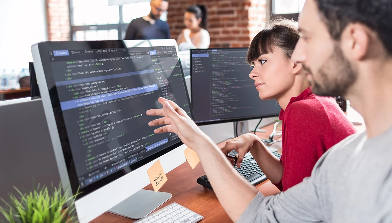 Collega's werken aan innovatief project op de pc