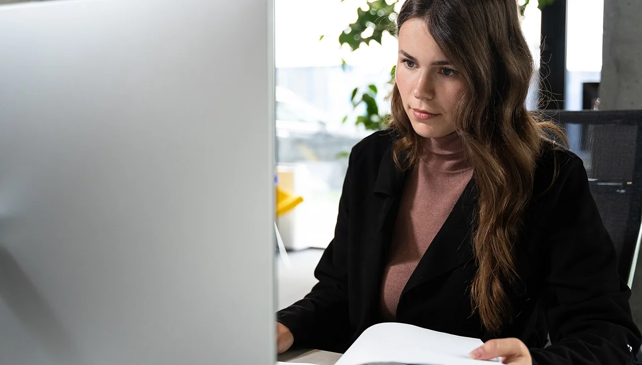 Vrouw kijkt naar monitor