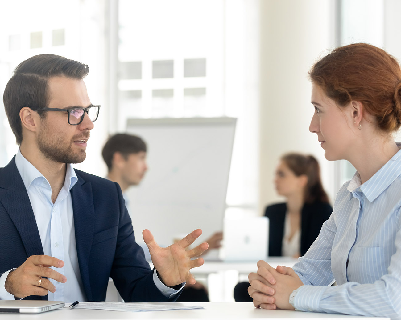 Informatieprofessional overlegt met collega op kantoor