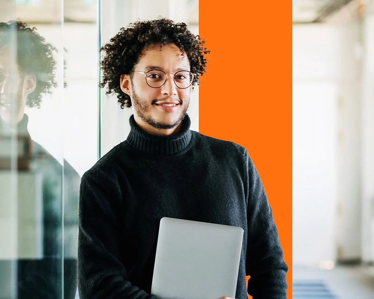 Jongeman poseert met laptop