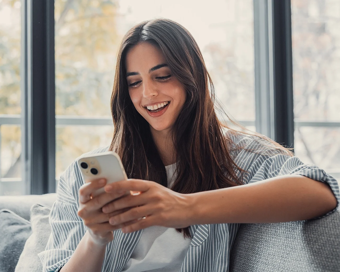 Vrouw met telefoon in de hand