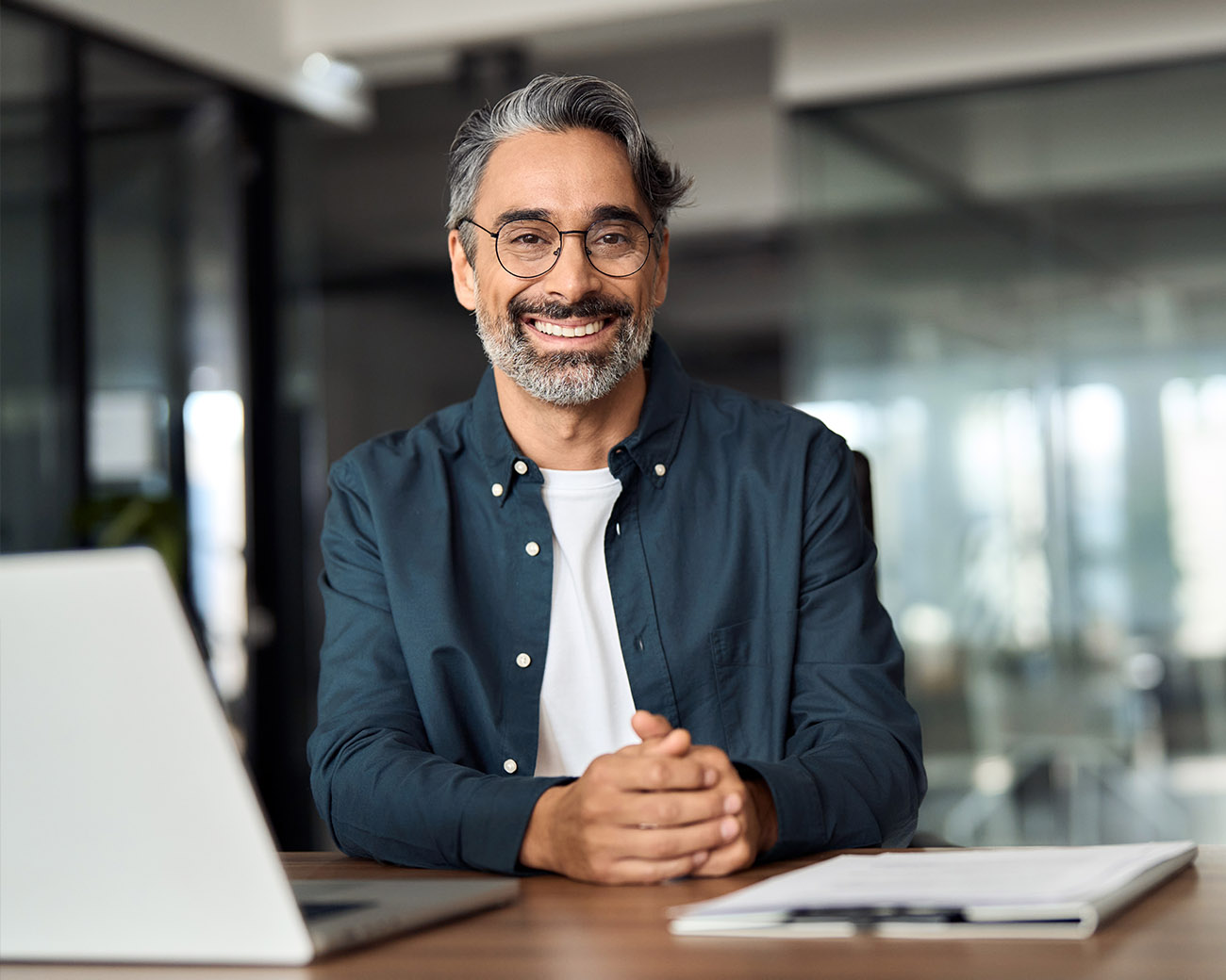 Man glimlachend achter laptop