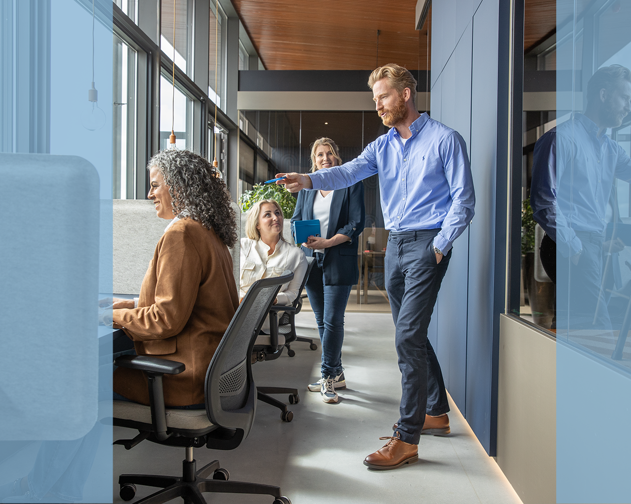 Supportprofessionals overleggen met elkaar