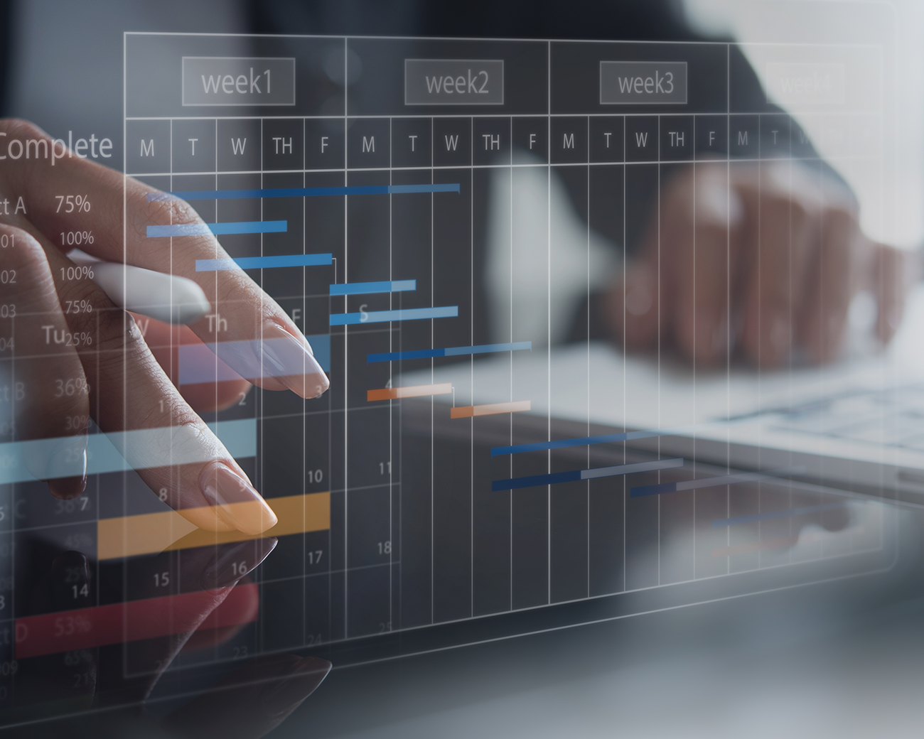 Projectmanager werkt op laptop