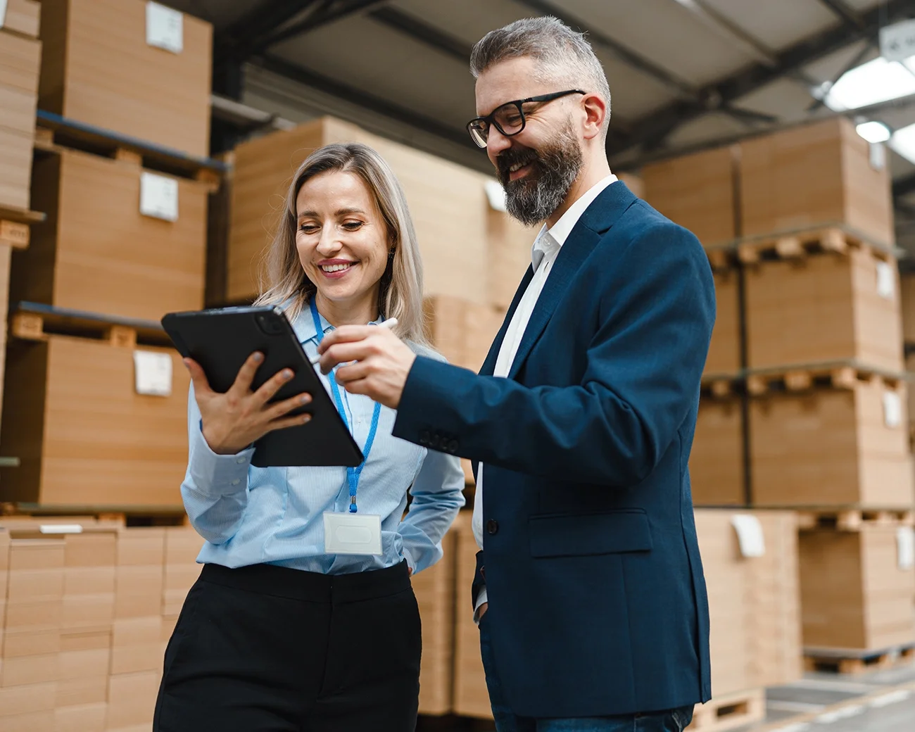 Logistiek medewerker praat met logistiek manager in magazijn