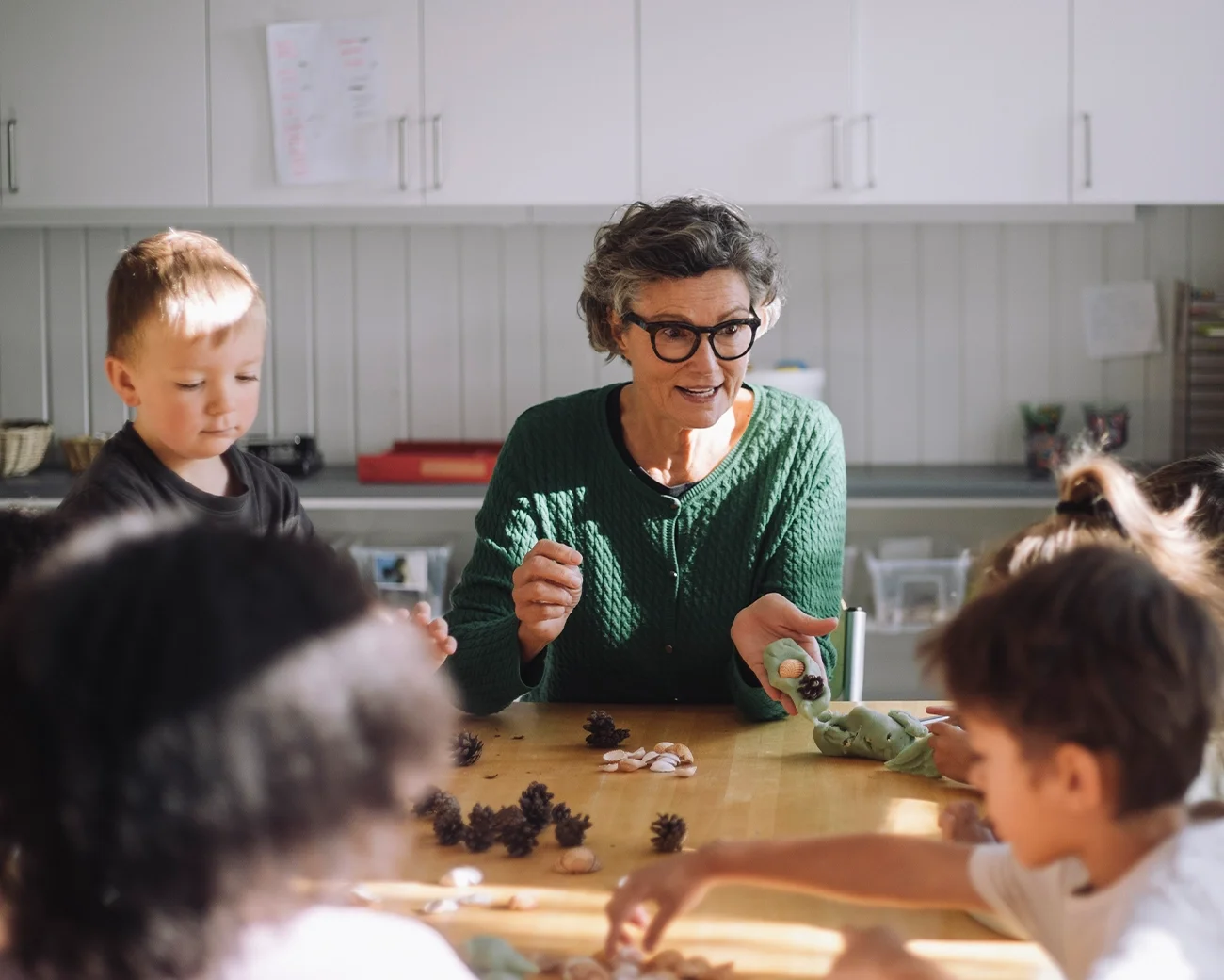 Docent geeft les aan kleuters