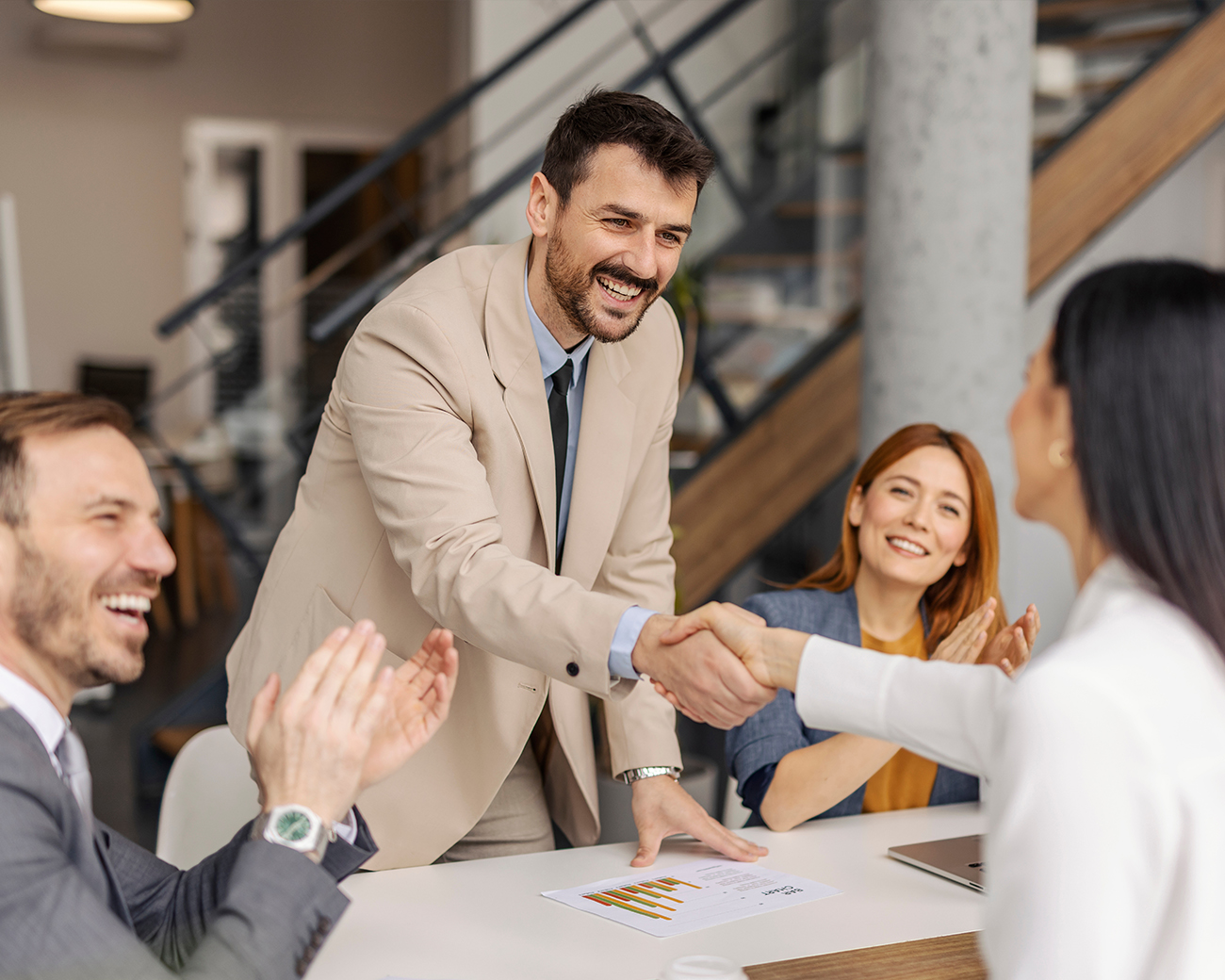 Tijdens overleg schudden collega's handen