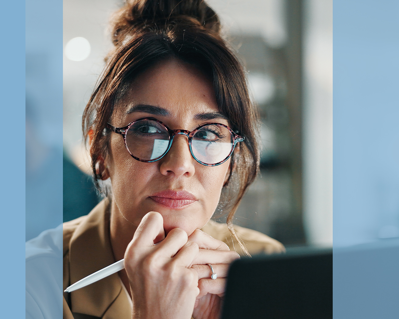 Executive Assistant werkt geconcentreerd achter laptop