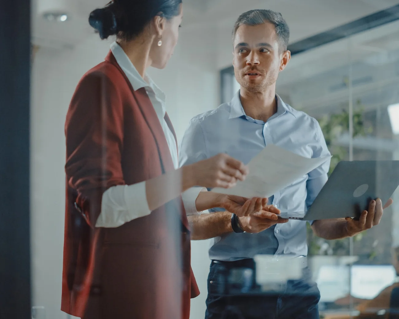 2 collega's overleggen met een laptop in de hand