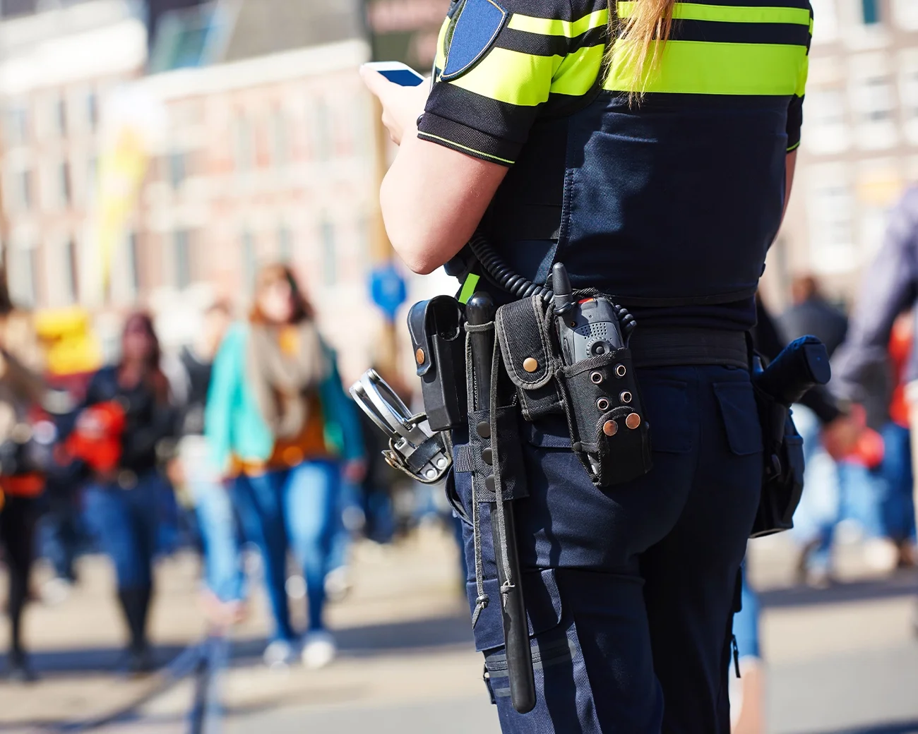 Agent in drukke straat
